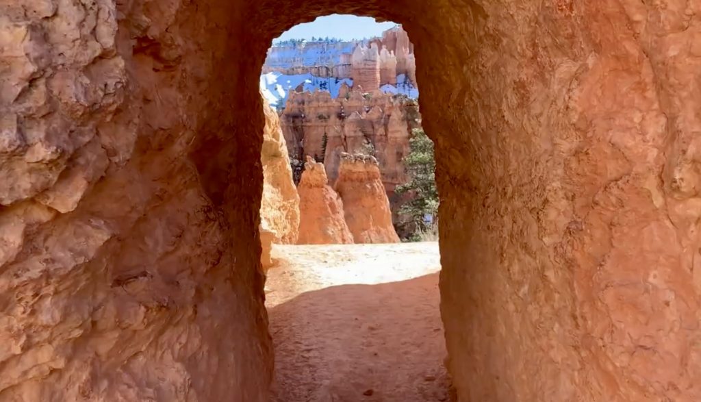 Hoodoo tunnel on the Navajo Loop Trail in Bryce Canyon